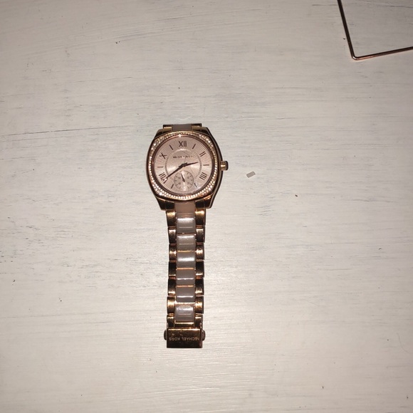 Michael Kors rose gold watch. - Picture 4 of 4